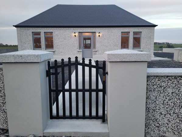 Exterior - Immaculate 2-Bed Cottage in Tuam (Tuam)