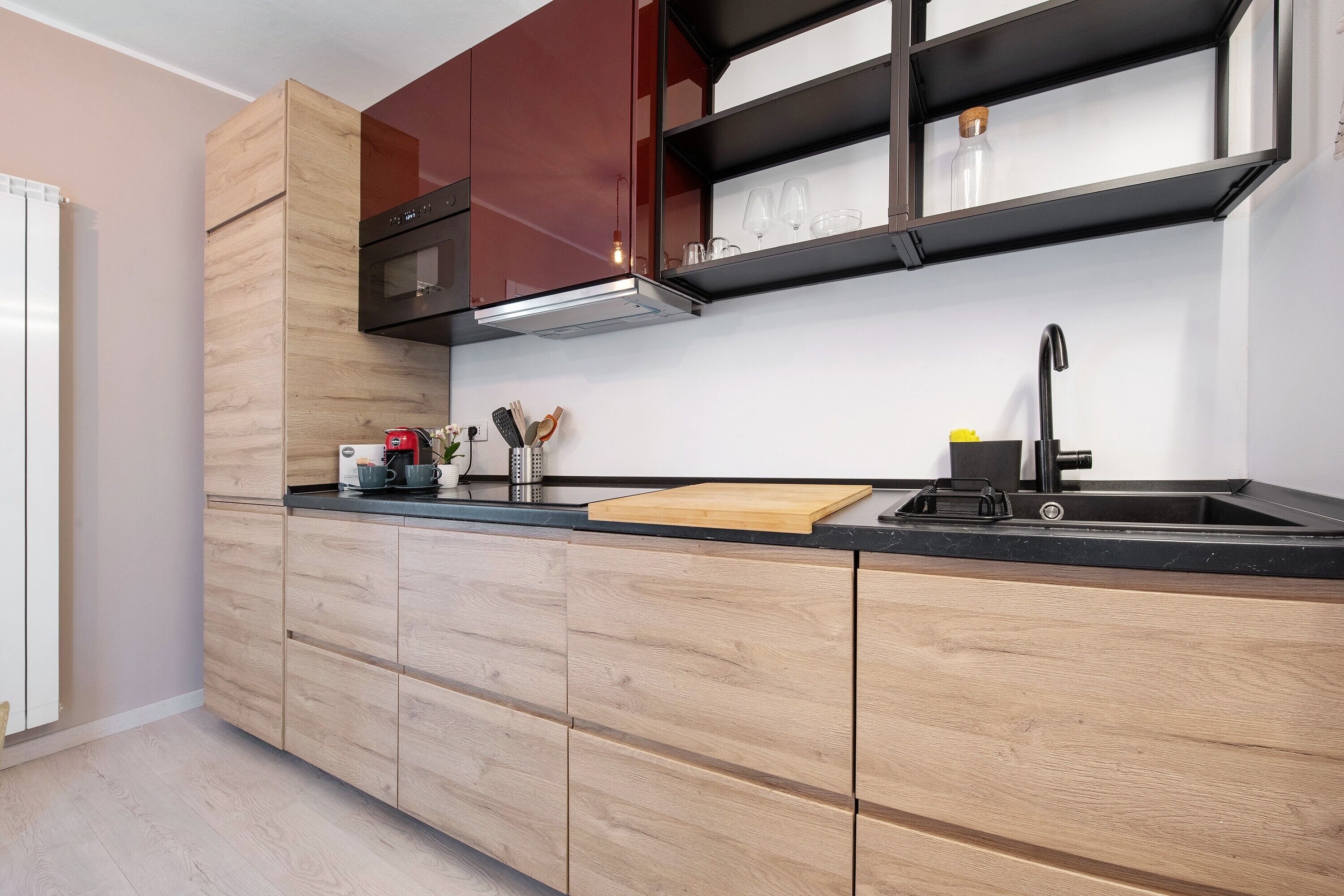 Frigorífico, microondas, horno y placa de cocina