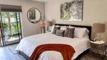 1 habitación, escritorio, tabla de planchar con plancha y cuna de viaje