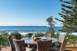Outdoor dining - Seaside Escape - direct Collingwood Beach access (Vincentia)