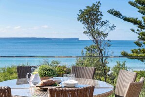 Outdoor dining - Seaside Escape - direct Collingwood Beach access (Vincentia)