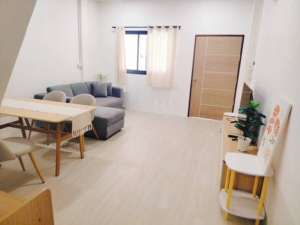 Living area - 3BR take whole house not share. 6 min to Hatyai Clock Tower. (Chang Wat Songkhla)