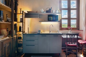 Kühlschrank, Mikrowelle, Herdplatte, Wasserkocher mit Kaffee-/Teezubehör