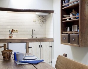 Frigorífico, microondas, placa de cocina y lavavajillas