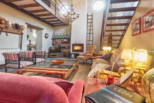 TV, fireplace - Apartment 'Casa Grande' with Shared Terrace, Shared Garden and Wi-Fi (Villamejil)