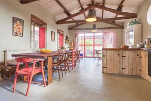 Dining - Apartment 'Casa Grande' with Shared Terrace, Shared Garden and Wi-Fi (Villamejil)