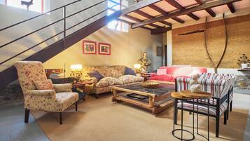 Televisión y chimenea