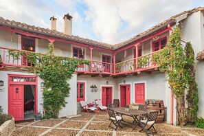 Outdoor dining - Apartment 'Casa Grande' with Shared Terrace, Shared Garden and Wi-Fi (Villamejil)