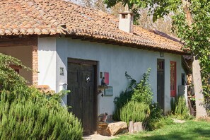 Exterior detail - Apartment 'Casa Grande' with Shared Terrace, Shared Garden and Wi-Fi (Villamejil)