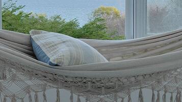 Departamento familiar | Decoración personalizada, muebles diferentes y escritorio