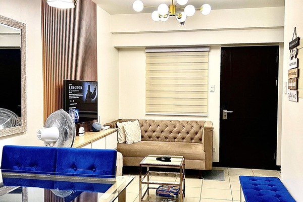 Stylish furnishings and an open layout make it ideal for relaxation .