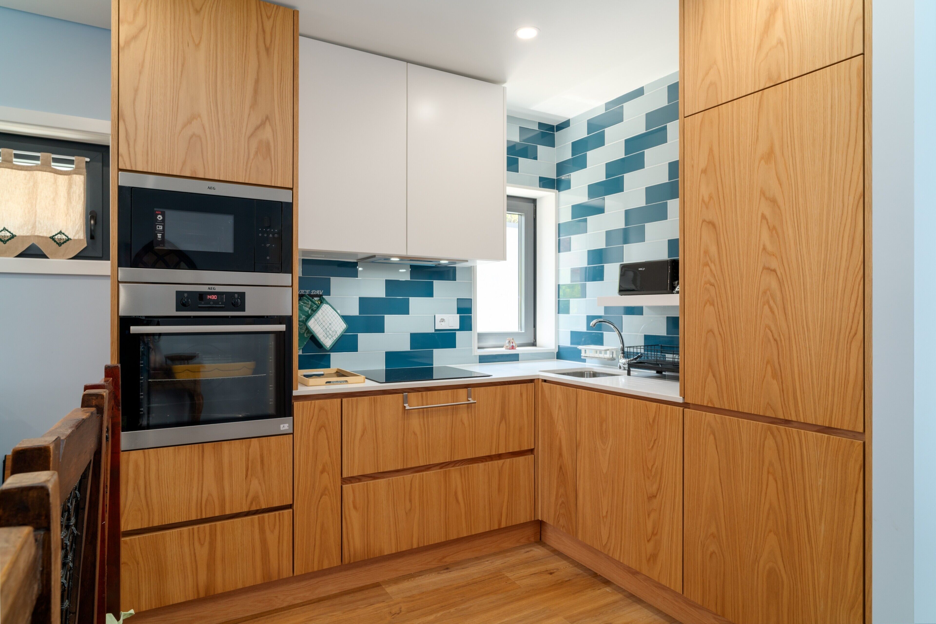 Køleskab, mikrobølgeovn, ovn, kogeplade