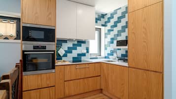 Køleskab, mikrobølgeovn, ovn, kogeplade