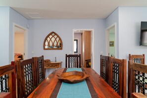 Dining - Vacation villa in Porto/Lever with private indoor heated pool, SPA, air conditioning, and Wifi (Lever)