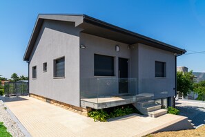 Exterior - Vacation villa in Porto/Lever with private indoor heated pool, SPA, air conditioning, and Wifi (Lever)