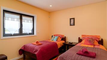 3 bedrooms, iron/ironing board, free WiFi, bed sheets