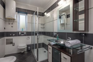 Douche, séchoir à cheveux, serviettes fournies
