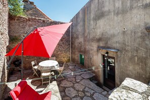 Outdoor dining - Stone house in the heart of Larzac, free-roaming horses and horse-drawn carriage rides (Campestre-et-Luc)