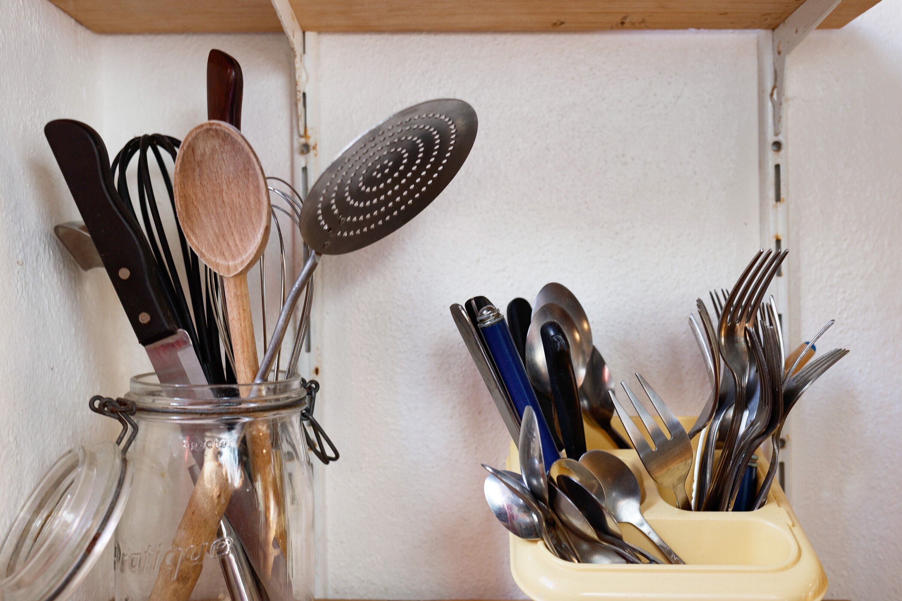 A kitchen utensil holder with various utensils.
