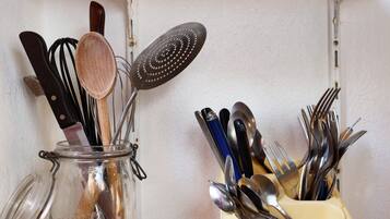 A kitchen utensil holder with various utensils.