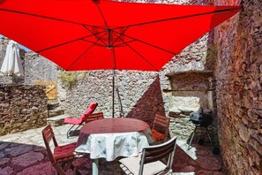 Outdoor dining - Stone house in the heart of Larzac, free-roaming horses and horse-drawn carriage rides (Campestre-et-Luc)