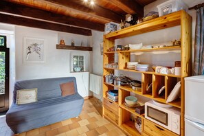 Living area - Stone house in the heart of Larzac, free-roaming horses and horse-drawn carriage rides (Campestre-et-Luc)