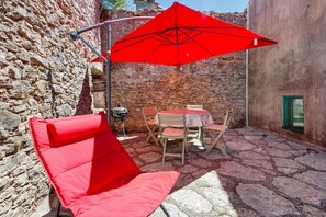 Outdoor dining - Stone house in the heart of Larzac, free-roaming horses and horse-drawn carriage rides (Campestre-et-Luc)