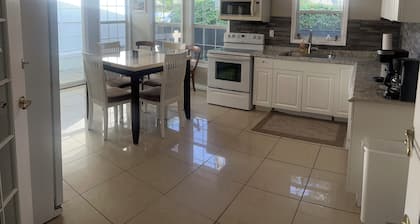 Charming Riverside Bungalow-Pet Friendly