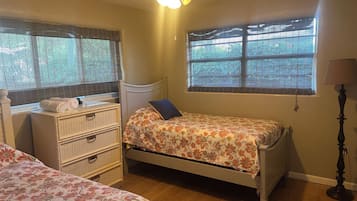 4 habitaciones, tabla de planchar con plancha, wifi y ropa de cama