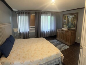 4 bedrooms, iron/ironing board, WiFi, bed sheets - Charming Riverside Bungalow-Pet Friendly (New Smyrna Beach)