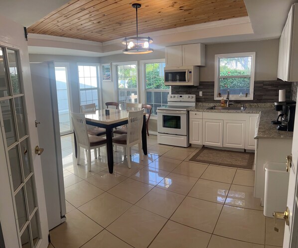 Private kitchen - Charming Riverside Bungalow-Pet Friendly (New Smyrna Beach)