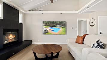 Smart TV, fireplace
