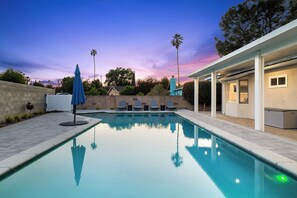 Una piscina al aire libre