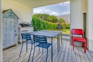 Outdoor dining - Les jardins de l'océan – Apartment with Private Garden Near the Wild Coast (Le Croisic)