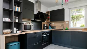 Kylskåp, mikrovågsugn, ugn och spishäll