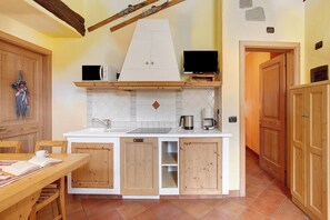 Køleskab, mikrobølgeovn, kogeplade, opvaskemaskine