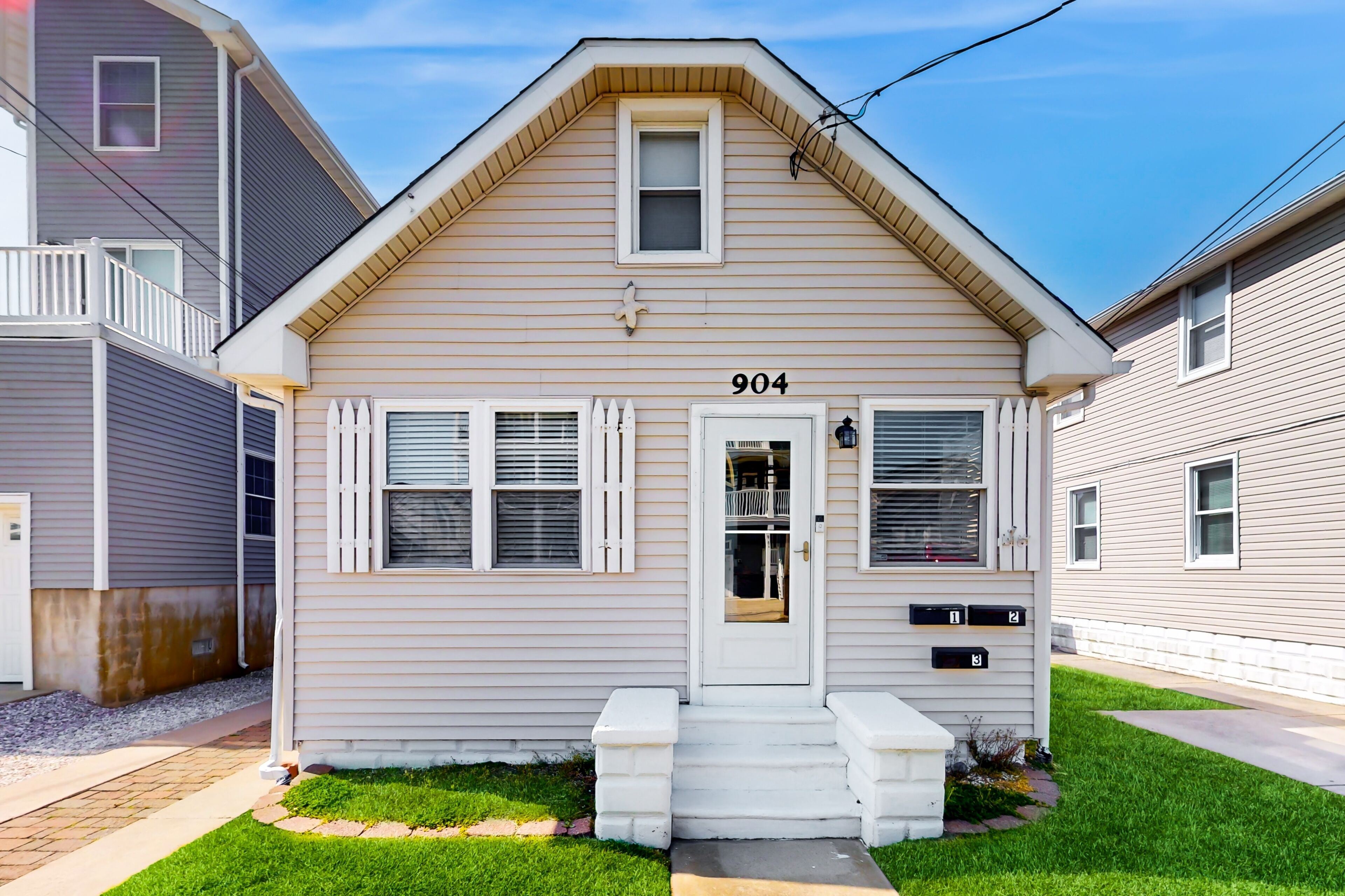 Pristine getaway with alfresco dining patio, grill, bunk room, & washer/dryer