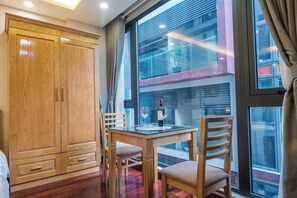 Deluxe-Studio | Essbereich im Zimmer