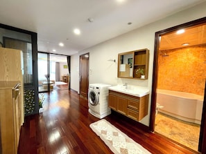 Deluxe Apartment, Lake View | Premium bedding, desk, laptop workspace, free WiFi - NINE HOUSING A10 Kim Ma (Hanoi)
