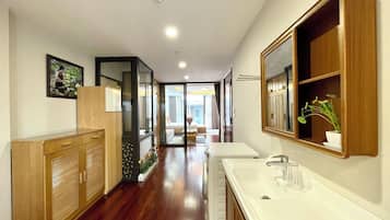 Deluxe Apartment, Lake View | Bathroom | Combined shower/tub, rainfall showerhead, free toiletries, hair dryer