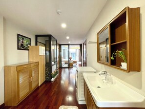 Deluxe Apartment, Lake View | Bathroom | Combined shower/tub, rainfall showerhead, free toiletries, hair dryer - NINE HOUSING A10 Kim Ma (Hanoi)