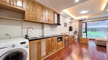 Junior Studio | Private kitchen | Fridge, stovetop, rice cooker, cookware/dishes/utensils