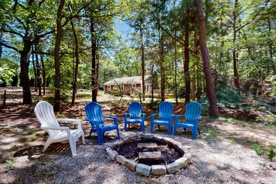 Dog-friendly forest cottage with firepit & great deck, walk to bay beaches