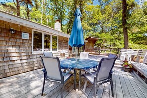 Outdoor dining - Dog-friendly forest cottage with firepit & great deck, walk to bay beaches (Eastham)