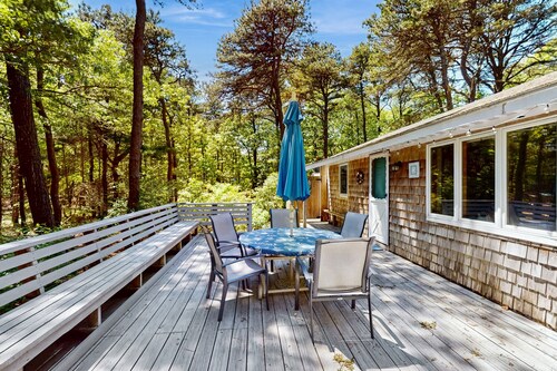 Dog-friendly forest cottage with firepit & great deck, walk to bay beaches