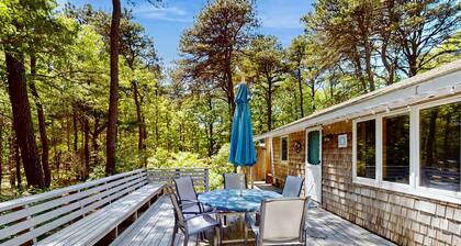 Dog-friendly forest cottage with firepit & great deck, walk to bay beaches