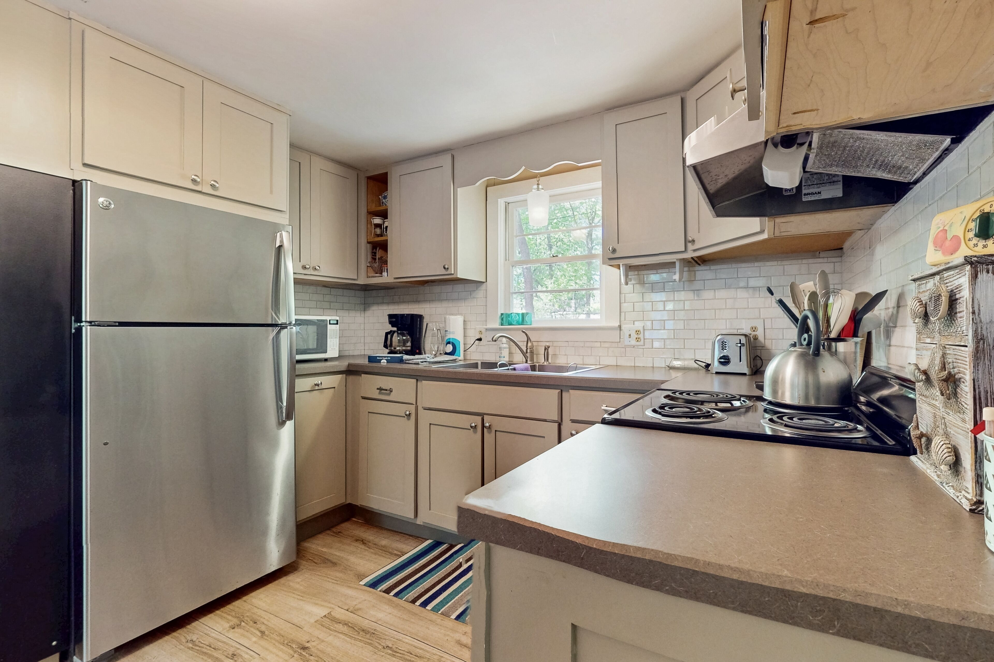 Geladeira, micro-ondas, fogão, cooktop