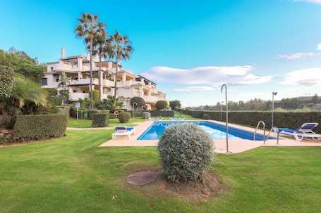 Innenpool, beheizter Pool. Ferienwohnung '2-Bett-Apt In Capanes Del Golf' mit Bergblick, WLAN und Klimaanlage