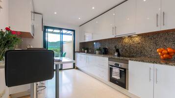 Refrigerador, microondas, horno, placa de cocina