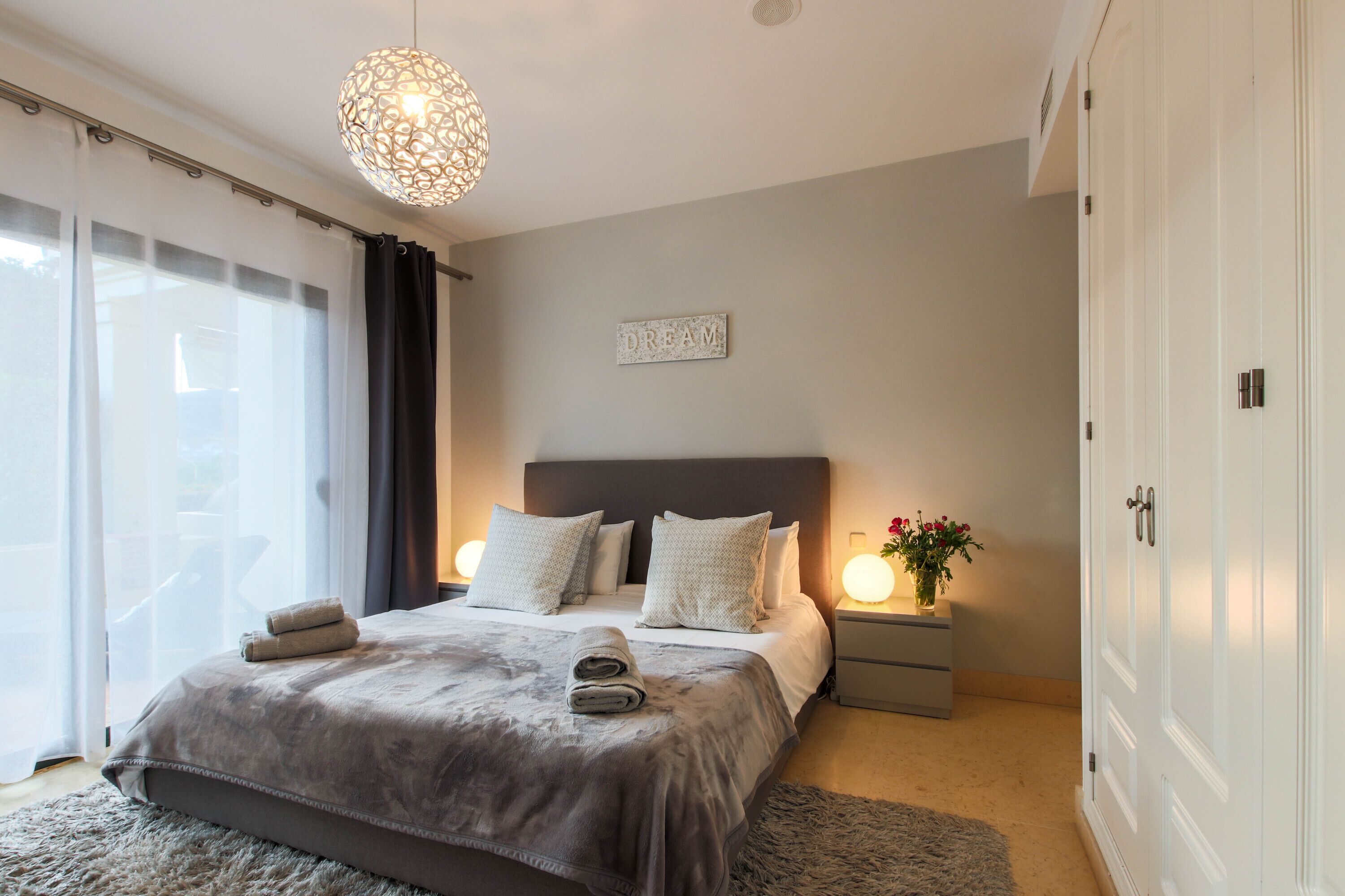 2 dormitorios, tabla de planchar con plancha, wifi gratis y ropa de cama